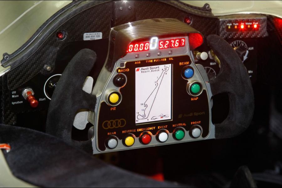 Панель приборов Audi R10 TDI 2008 года  (фото 47 из 57)